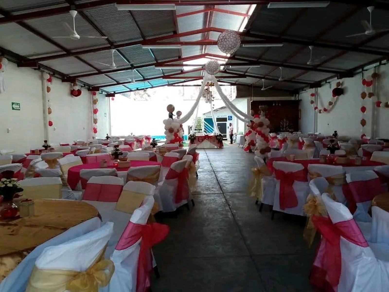 Salón de Eventos Angye montado para una celebración, con alberca al fondo
