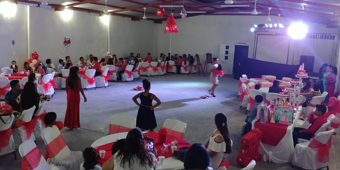 Salón Angye durante una fiesta de XV años por la noche